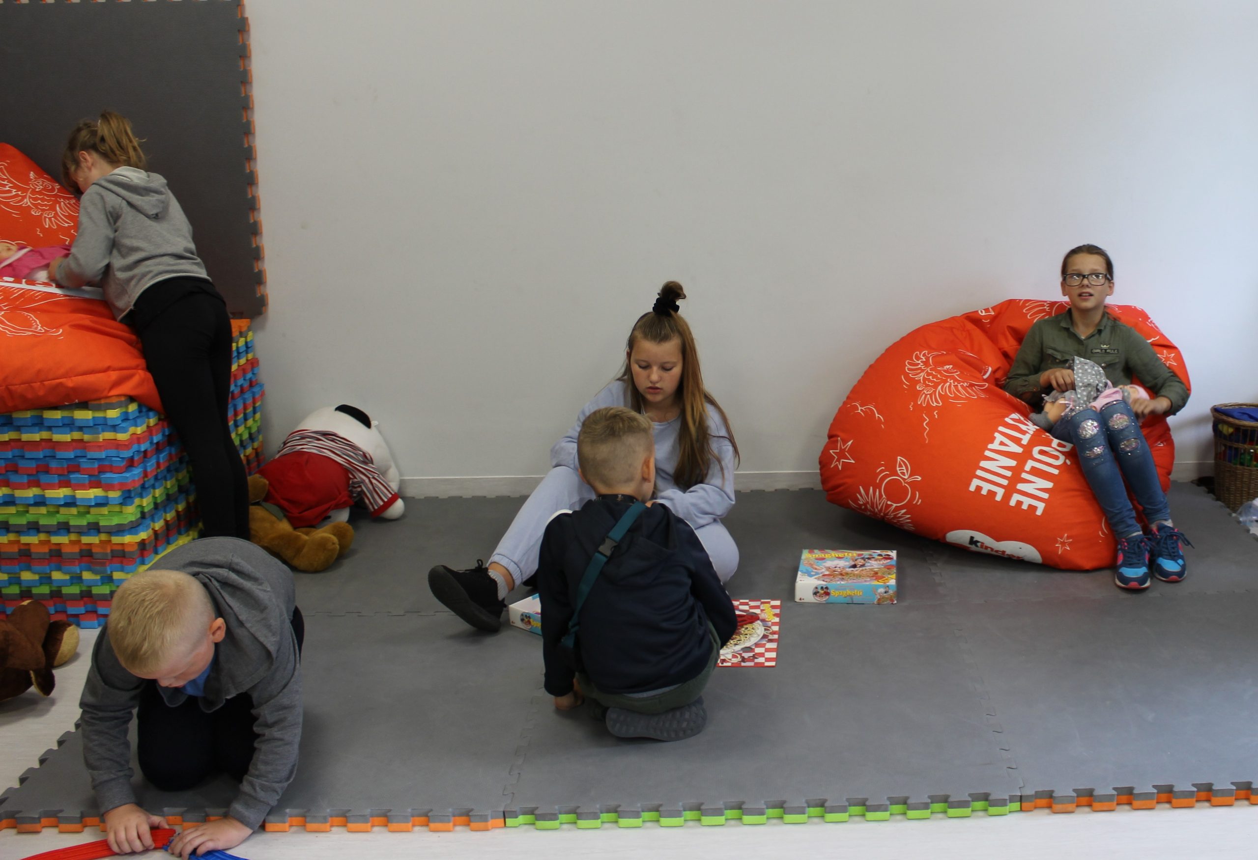 Na zdjęciu grupa dzieci odwiedzających czytelnię w Oddziale dla dzieci i młodzieży.