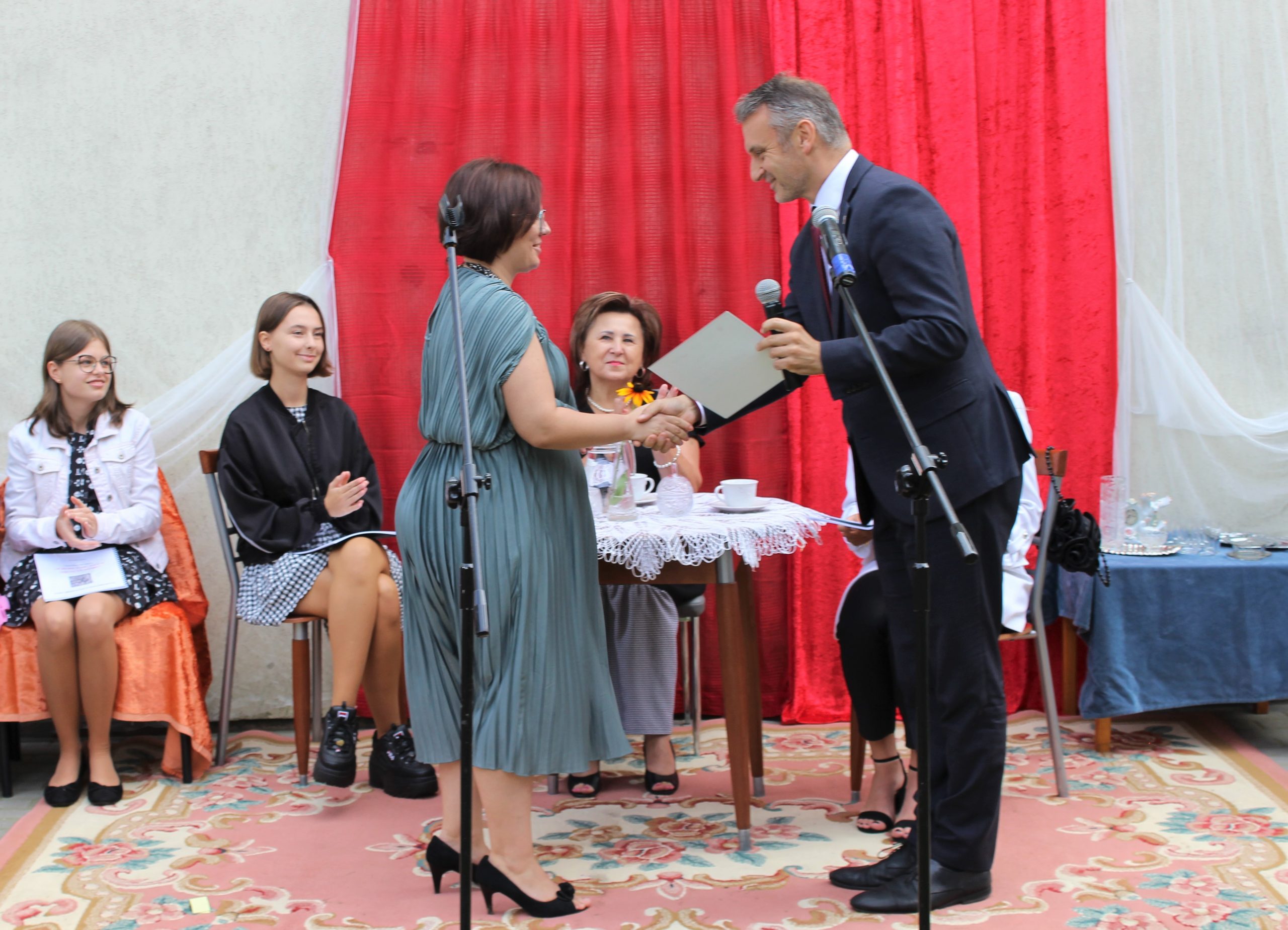 Burmistrz miasta Sierpca składa gratulacje jednej z występujących w czasie Narodowego Czytania 2021