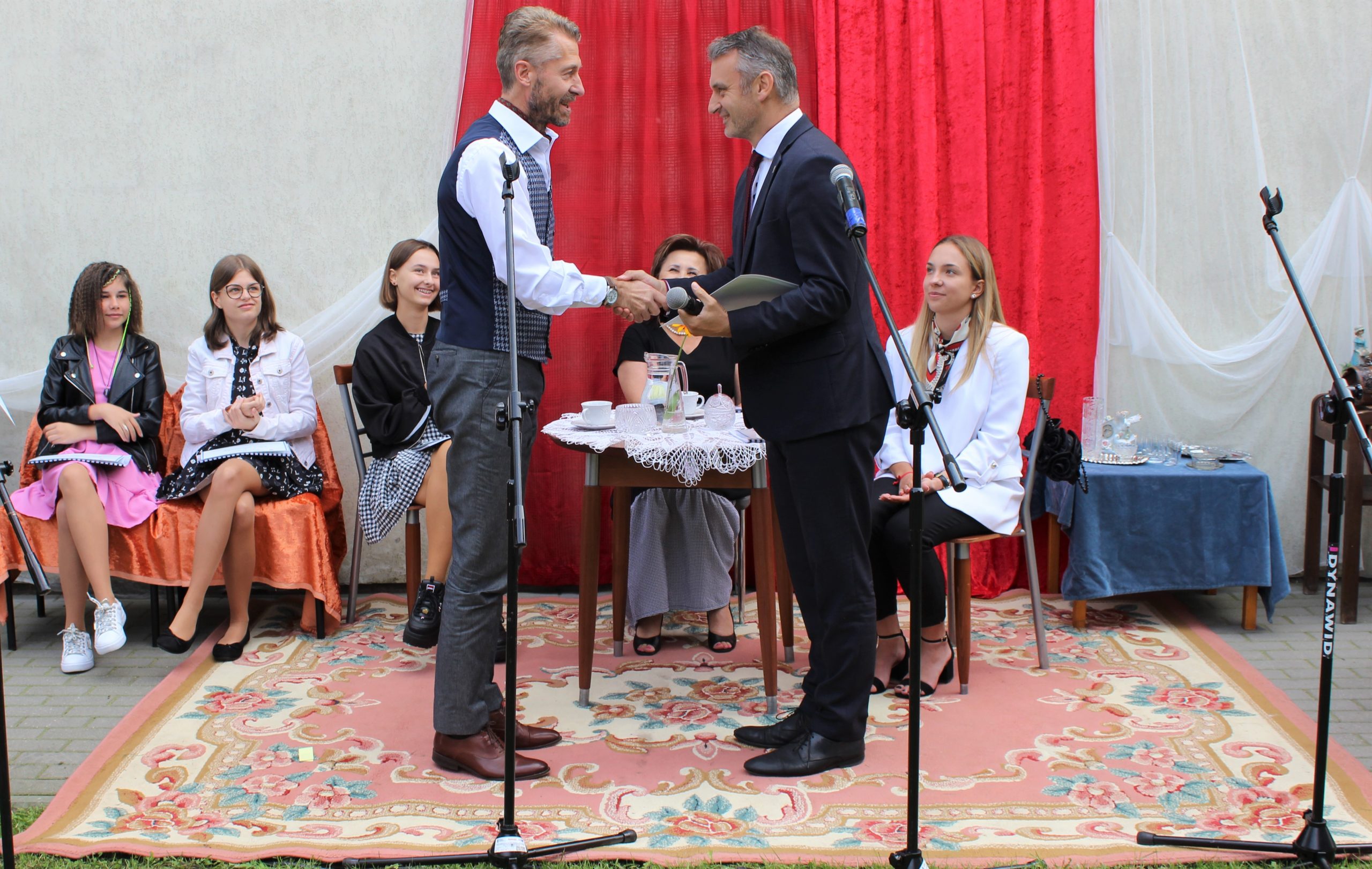 Burmistrz miasta Sierpca Jarosław Perzyński składa gratulacje panu Markowi Zdrojewskiemu.