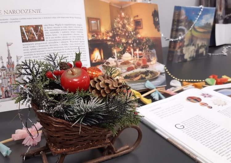 Na zdjęciu ozdoby świąteczne i książki poświęcone świątecznej tematyce.